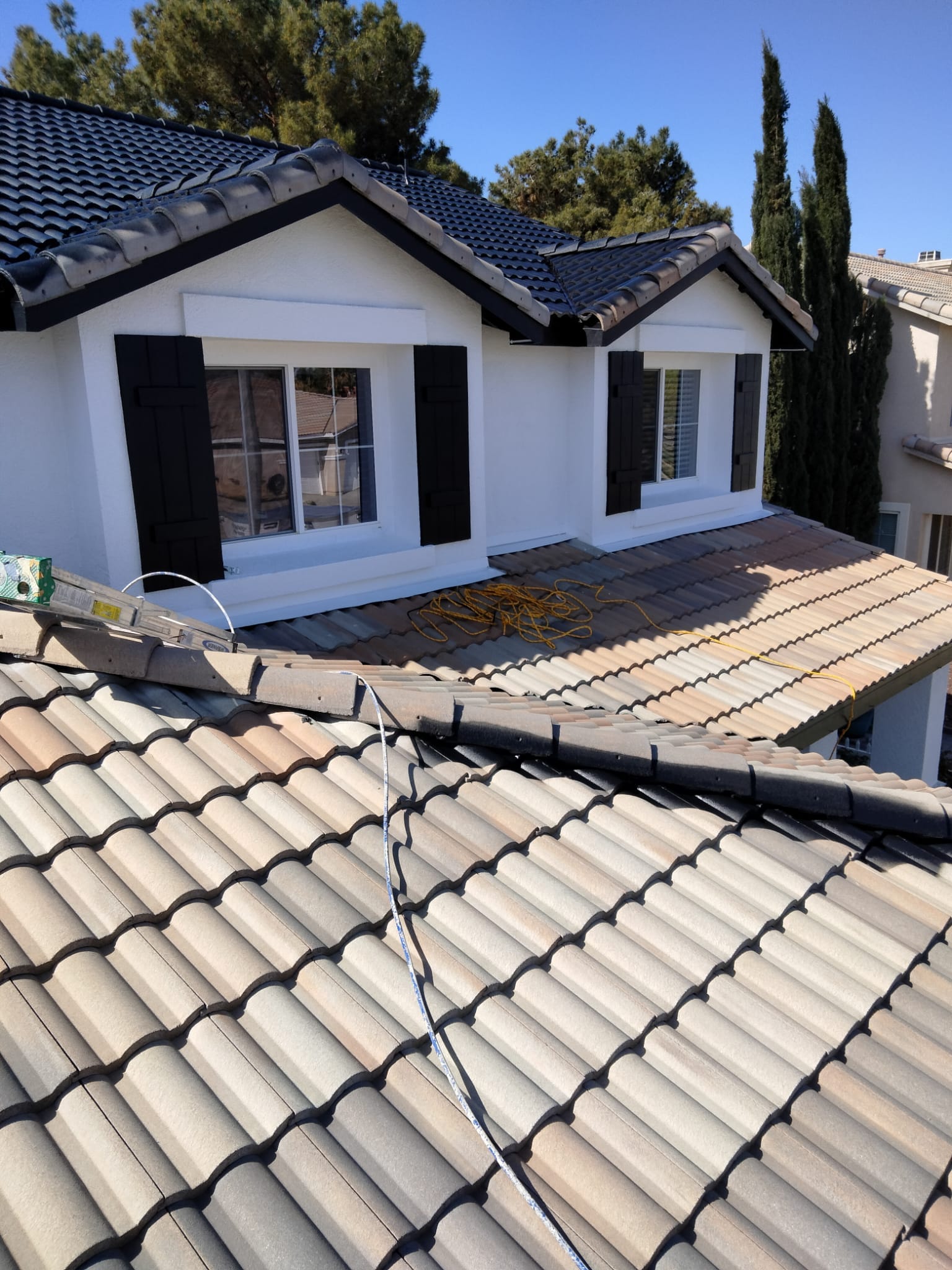 Casa pintada de blanco con acabado limpio